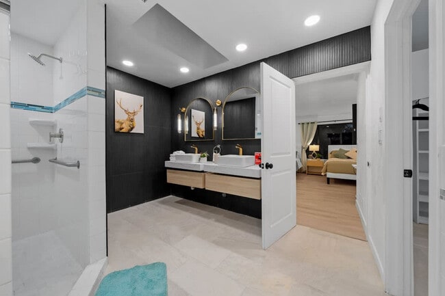 Building Photo - 5048 Bluff Pl