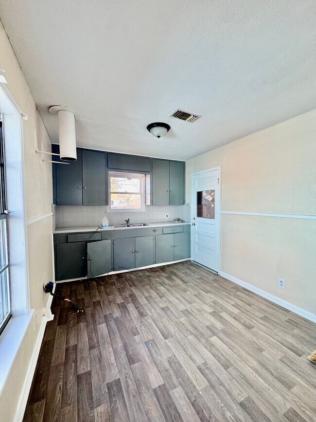 Building Photo - Move-In Special! February Rent Only $199 – Move In ASAP!