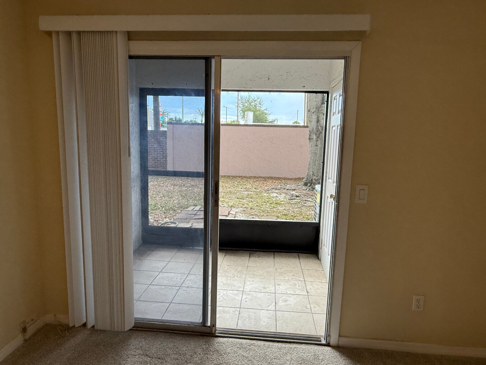 Building Photo - 3802 N Oak Dr