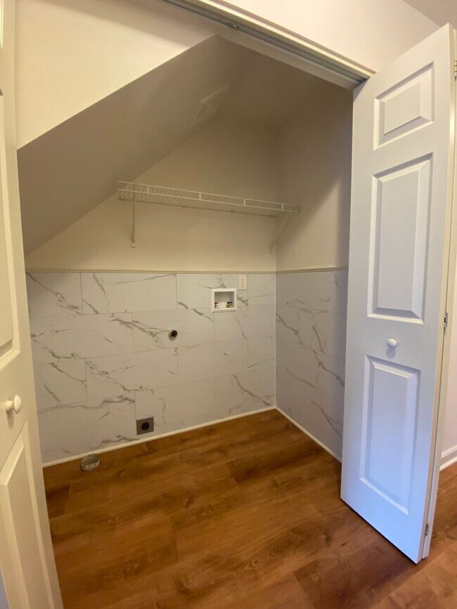 Building Photo - 2 Bedroom Townhome