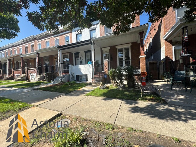 Building Photo - Comfortable 3-Bedroom with Hardwood Floors...