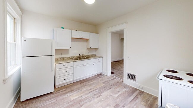 Building Photo - 1846 Lincoln Ave