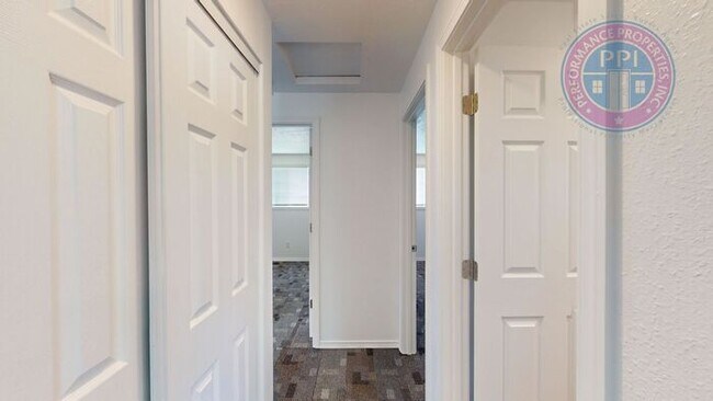 Building Photo - Desirable Sandy Neighborhood / Beautiful Single Level Ranch / Open Floor-Plan, Central Air