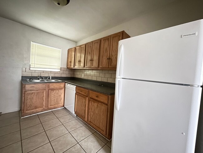 Building Photo - 812-812 Estelle Ave