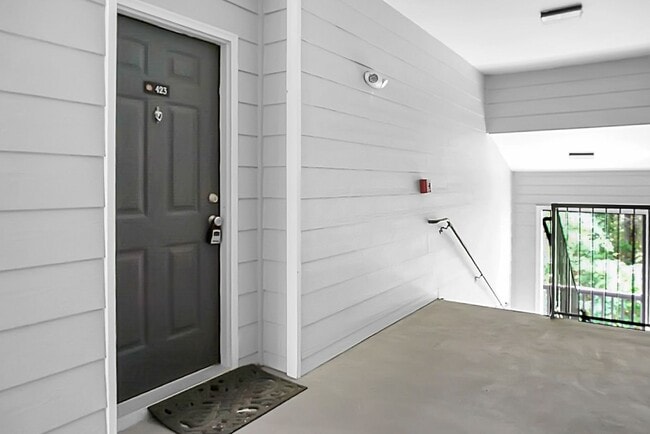 Building Photo - MOVE IN SPECIAL - 50% off First Month's Re...