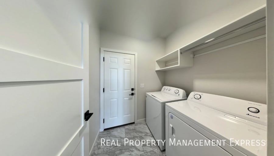 Building Photo - 3 Bedroom 2.5 Bathroom Townhome