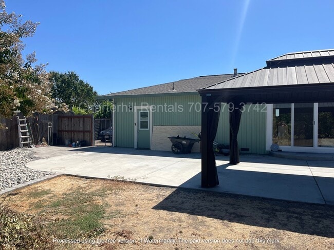 Building Photo - Lovely home on large lot down a private la...