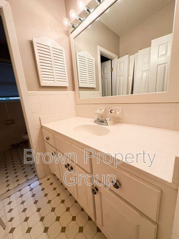 Building Photo - 3202 Cluny Dr