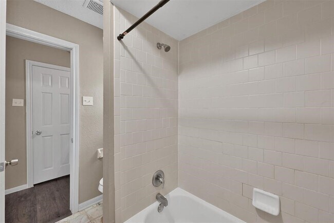 Building Photo - 696 Ravensworth Dr