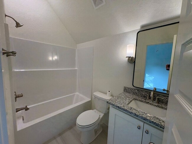 Building Photo - 2bd/2ba House with large Garage!