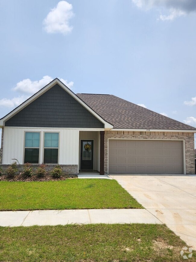 Building Photo - NEW 4 bedroom, 2.5 bath