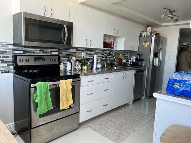 Building Photo - 18061 Biscayne Blvd