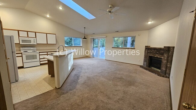 Building Photo - 3-Bedroom Duplex in Puyallup with 2 Full B...