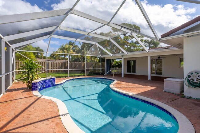 Building Photo - 905 Sunset Rd