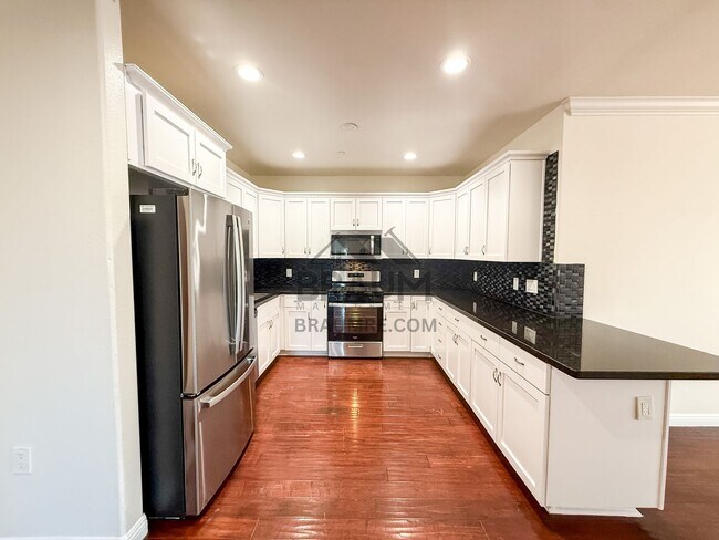 Building Photo - 332 S Virgil Ave