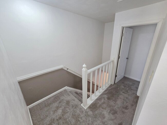 Building Photo - STUNNING TWO STORY 3 BEDROOM/ 2.5 BATH TOW...