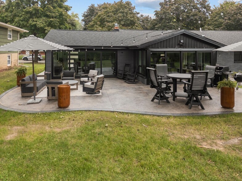 Building Photo - 1095 April Ln