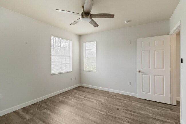 Building Photo - Newly updated 2 Bed / 2 Bath condo availab...