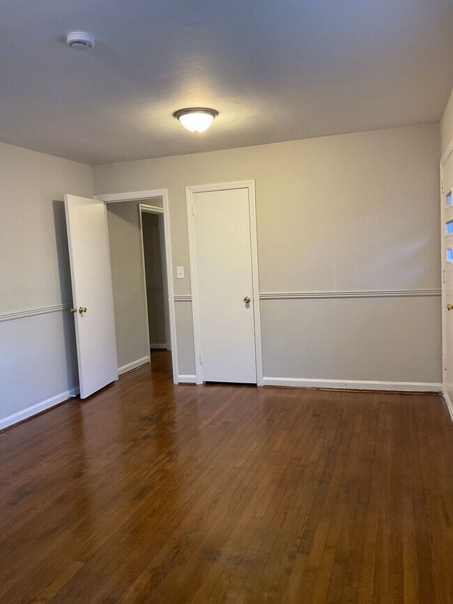 Building Photo - 4 Bedroom Brick Home in Gastonia - Hardwood Floors, Spacious Rooms!!!