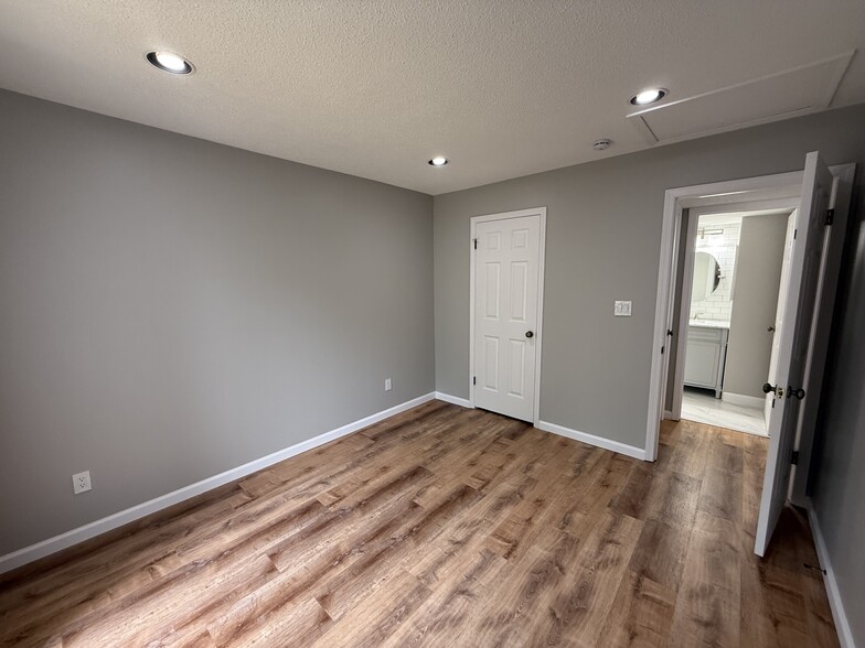 Building Photo - 1686 E Swan Cir