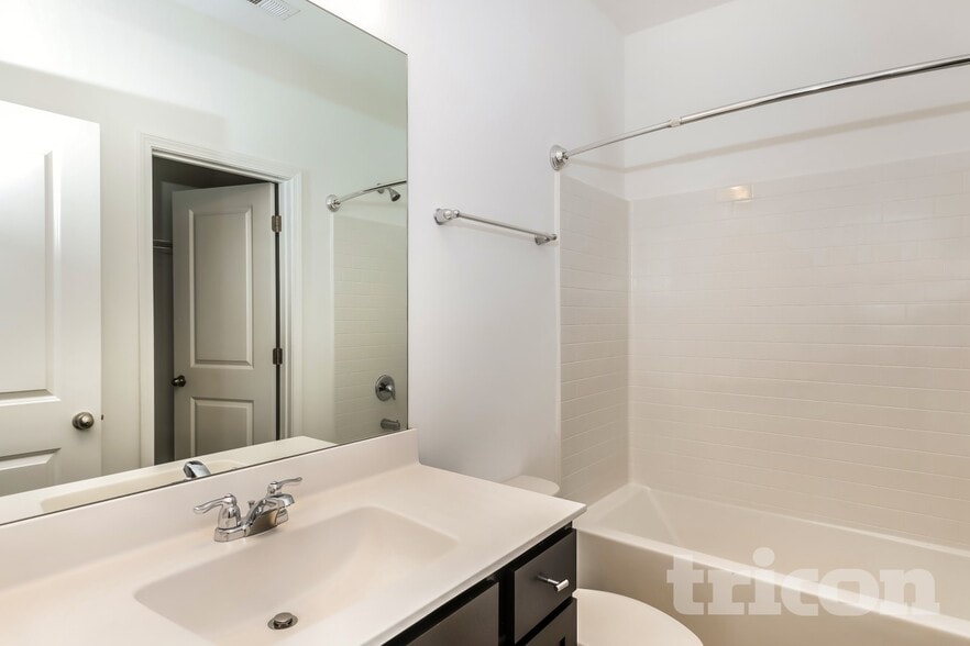 Building Photo - 173 Everett Sq