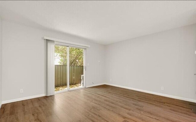 Building Photo - Bentley Apartments