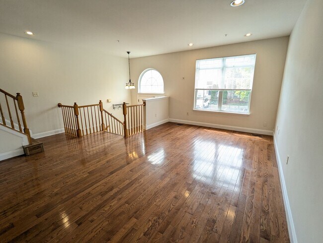 Building Photo - Renovated Townhouse in Frederick ready for...