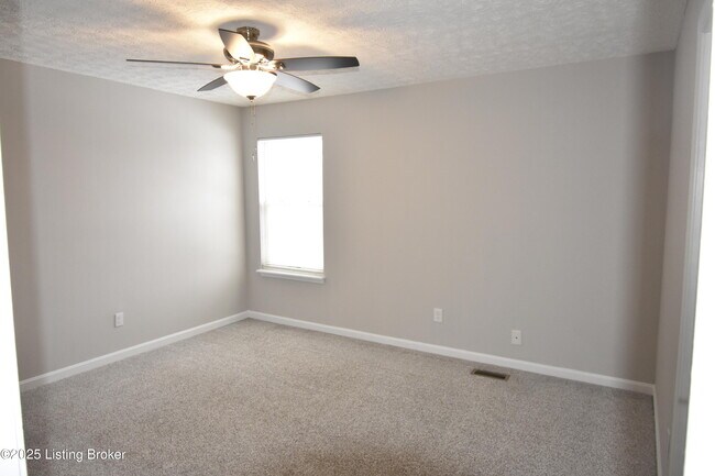 Building Photo - 4313 Hickoryview Dr