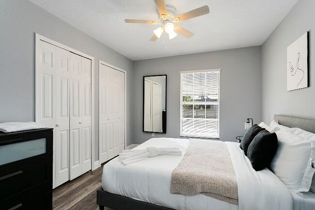 Building Photo - 2616 S Crystal Lake Dr