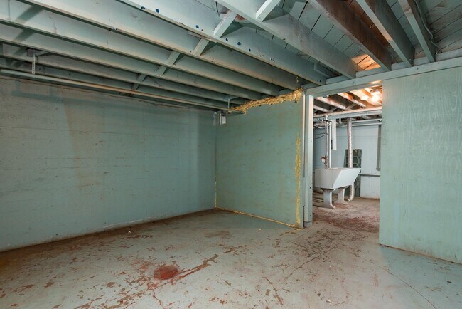 Building Photo - Vintage 2 Bedroom Townhouse