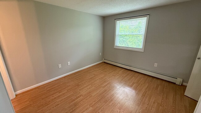 Building Photo - Walk to Downtown from this 1 Bedroom 1st F...