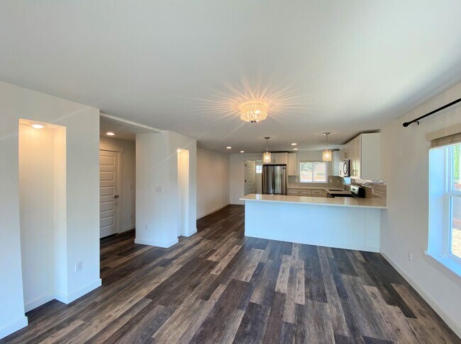 Building Photo - Vintage University Place Four Bedroom