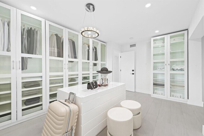 Building Photo - 877 NE 195th St