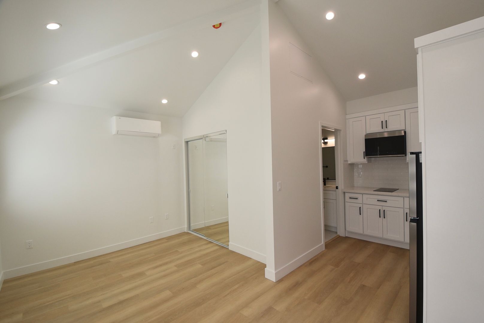 Building Photo - 10839 Moorpark St