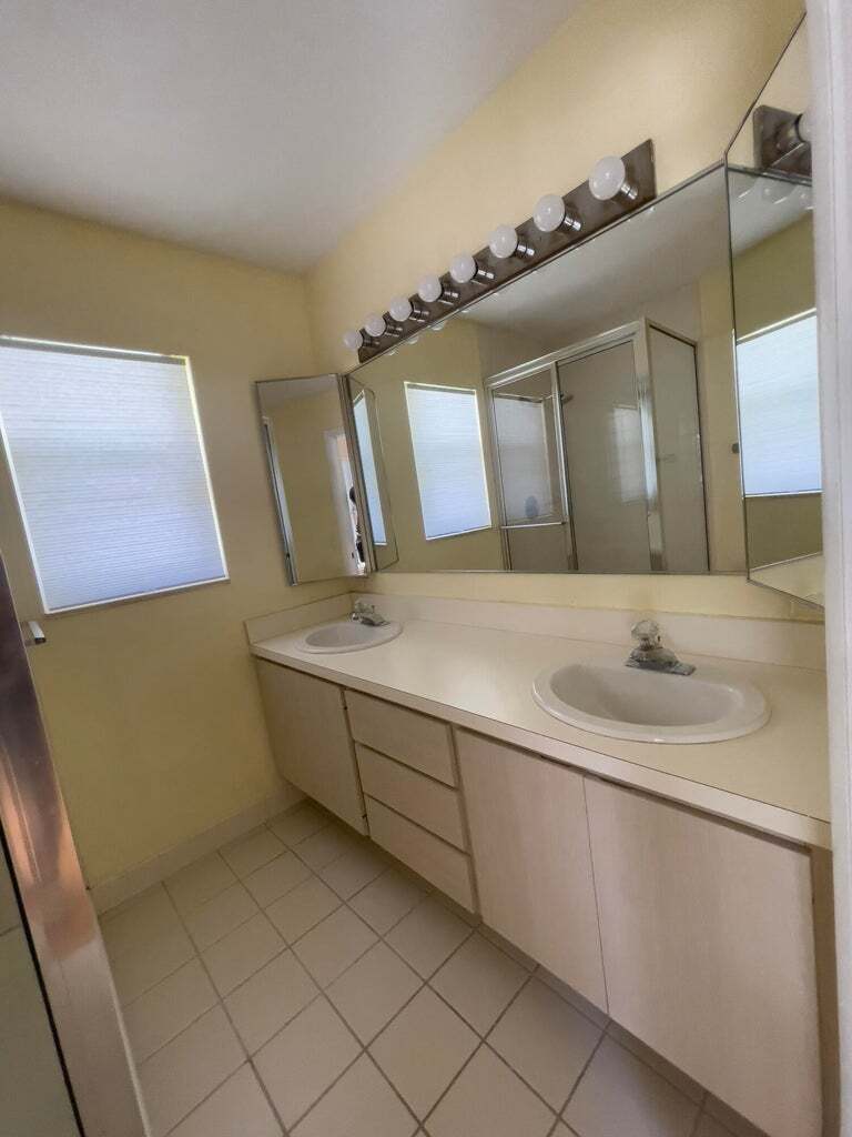 Building Photo - 27 Clinton Ct