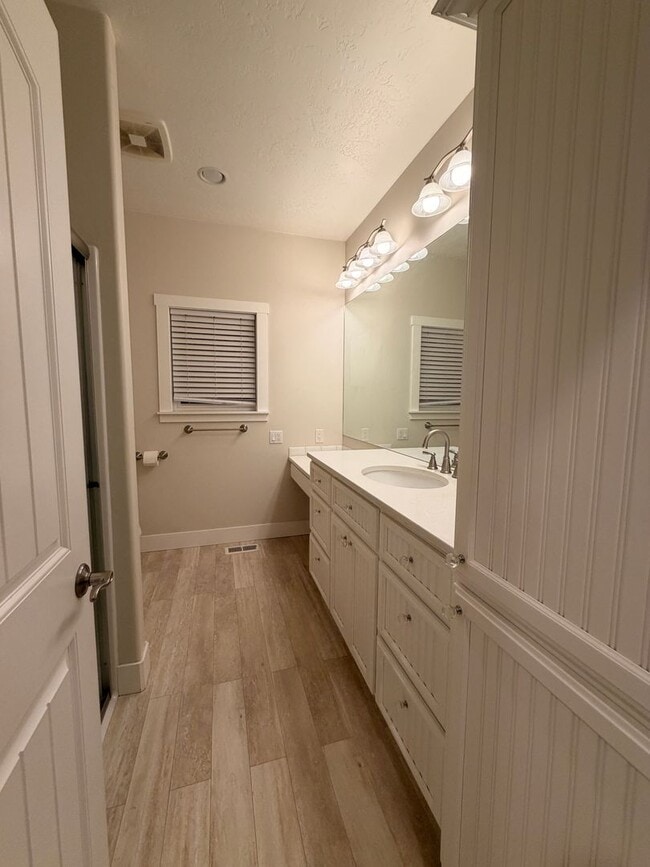 Building Photo - Dual Primary Suite's. 2 Bedroom / 2.5 Bathroom Single Level Home in NE Bend