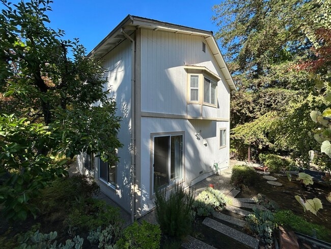 Building Photo - 2 Bed, 2.5 Bath Walnut Creek Home – Peacef...
