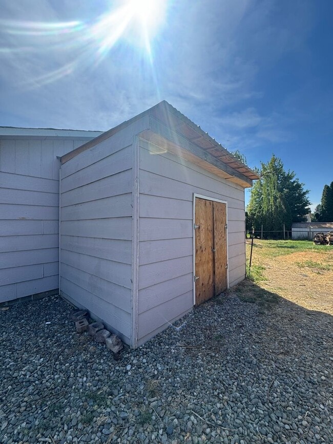 Building Photo - PET FRIENDLY 4 Bedroom 2 Bath