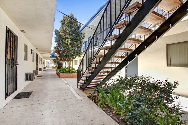 Building Photo - 6219 Reseda Blvd