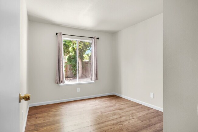 Building Photo - Move-In Ready 3BR/2BA Near UC Davis, Pets Welcome