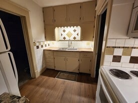 Building Photo - 614 Isabella St