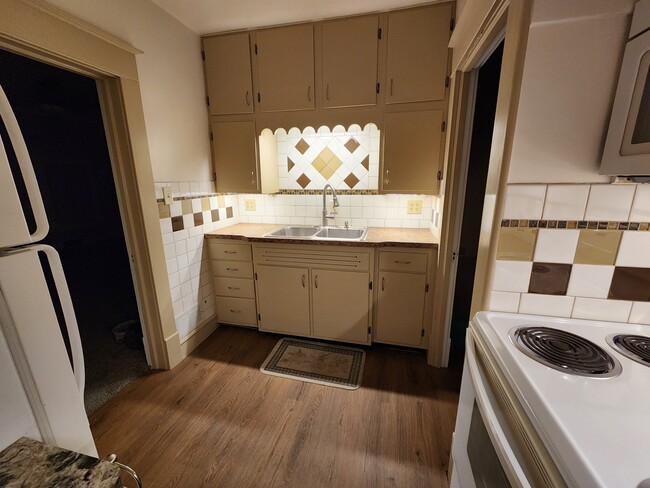 Building Photo - 614 Isabella St