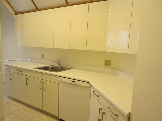 Building Photo - 3610 Yacht Club Dr