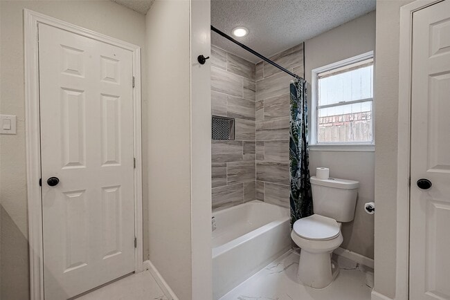 Building Photo - 12055 Fairpoint Dr