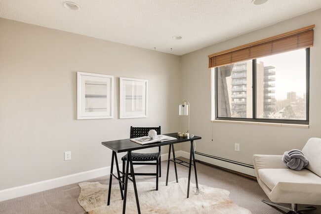Building Photo - Top-Floor 2BA, 1BA Cap Hill Condo with Par...