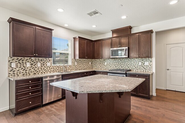 Building Photo - Gorgeous home in Roseville!