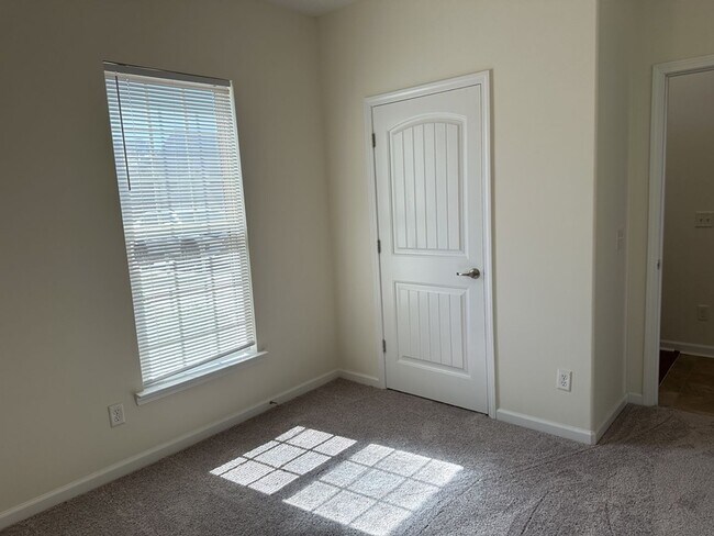 Building Photo - 20 Wesleyan Dr