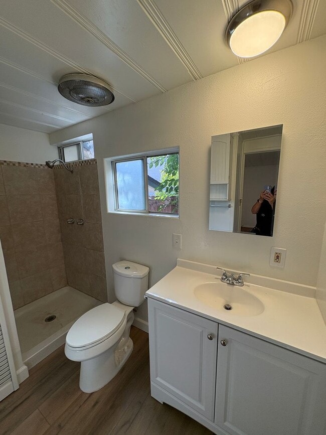 Building Photo - 1 + 1 Cottage  with Bonus Room, East End V...