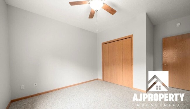 Building Photo - 703 N Mundt Ave