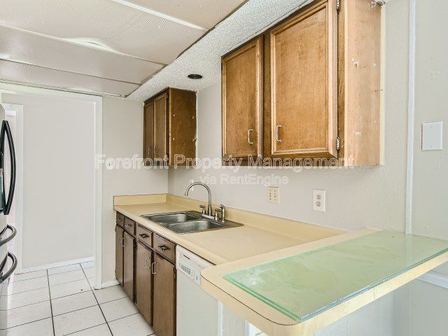 Building Photo - 7422 Stonehouse Dr